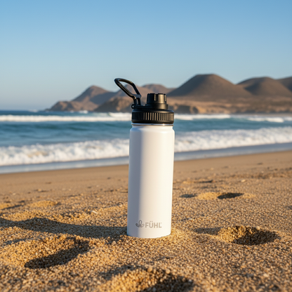 Botella FÜHL blanca en playa de la zona centro norte de Chile