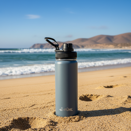 Botella FÜHL gris prolija en playa de la zona centro norte de Chile