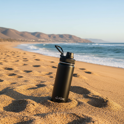 Botella FÜHL negra en playa de la zona centro norte de Chile